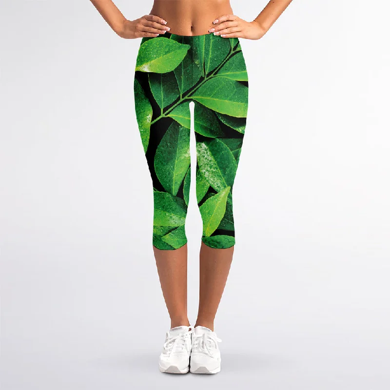 Fresh Green Leaf Print Women's Capri Leggings Cozy Workout Performance Leggings